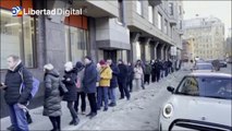 Largas colas de ciudadanos rusos que acuden a los bancos para retirar su dinero