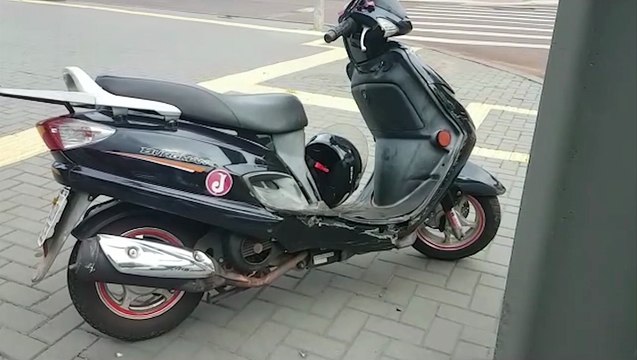 Colisão entre carro e moto deixa motociclista ferido na Av. Brasil