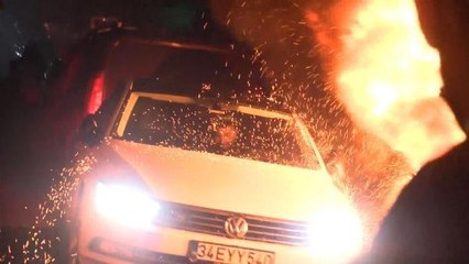 Küçükçekmece'de korku dolu anlar; otomobillerini alevlerden böyle kaçırdılar