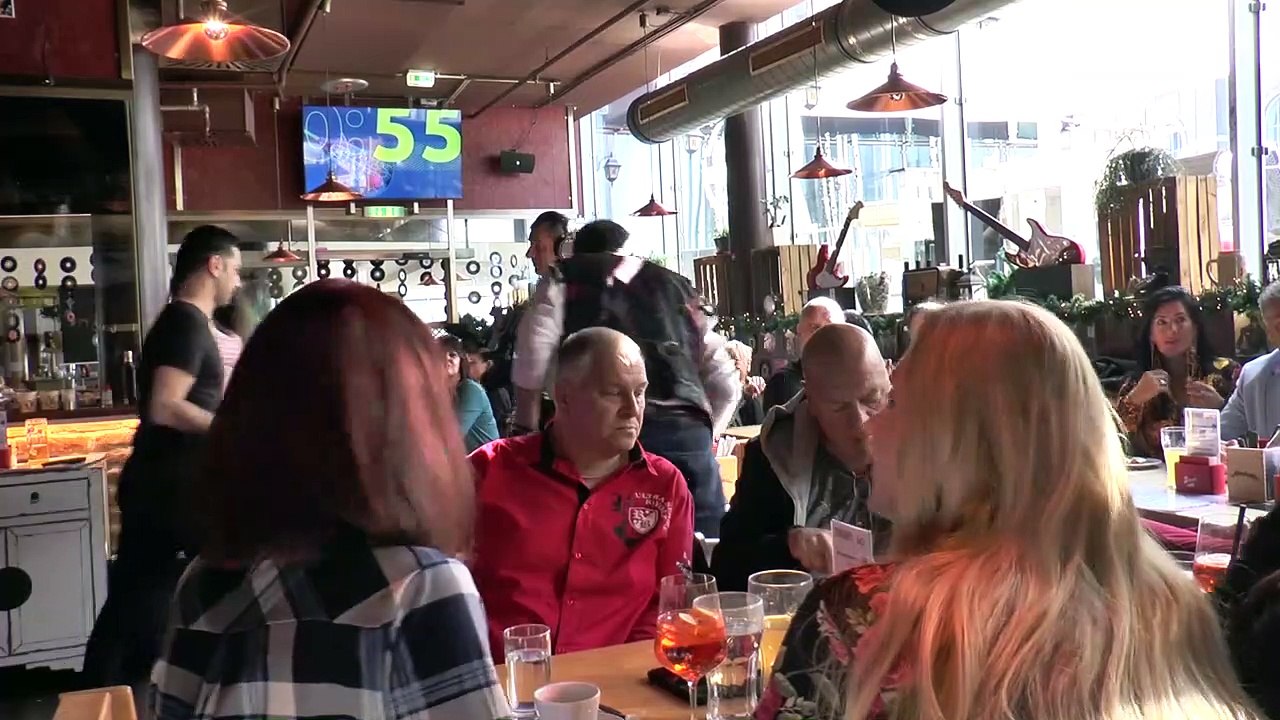 Alex Ribisch - Premiere von NIX NEIX im Austrian Pub