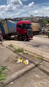 Vídeo: veja momento que carreta carregada de cerveja tomba e é saqueada