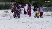 لشاطئ نظيف.. كينيا تحول الشبشب إلى قطع فنية وألعاب للأطفال
