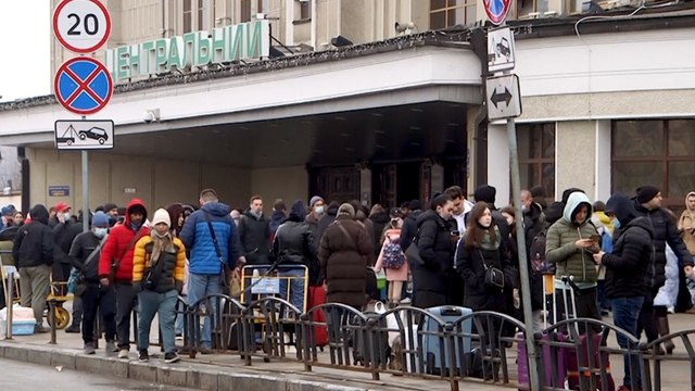 Kyiv residents struggle to flee capital as Russia attacks Ukraine