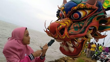 Playing 80 meters long tail dragon kite