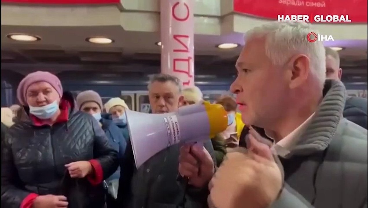 Rus saldırılarından korkan Ukraynalılar geceyi metro istasyonlarında geçiriyor