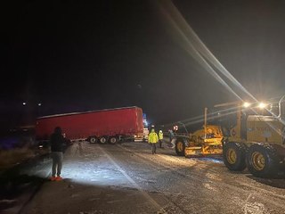 Kaza yapan TIR yolu kapattı, kilometrelerce kuyruk oluştu