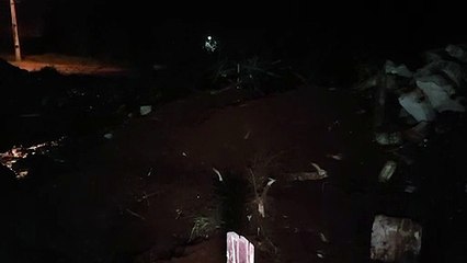 Desperdício: Água jorra de tubulação em terreno baldio