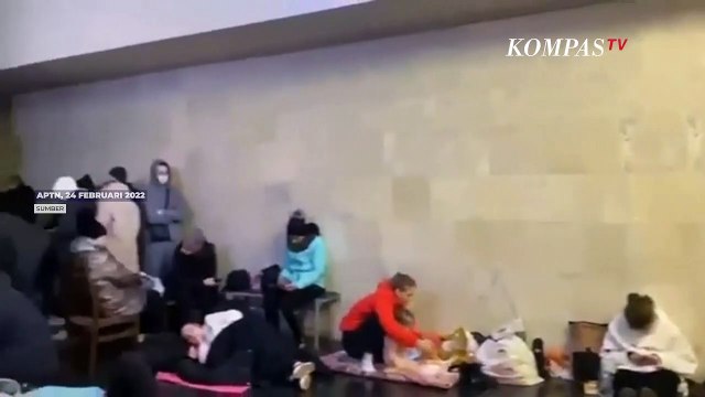 Potret Warga Ukraina Cari Perlindungan di Tengah Invasi Rusia