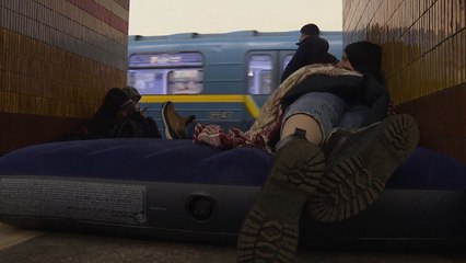 Warga Ukraina Mengungsi ke Stasiun Bawah Tanah