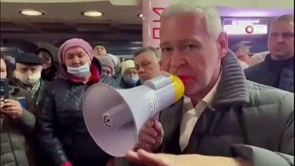 Rus saldırılarından korkan Ukraynalılar geceyi metro istasyonlarında geçirdi