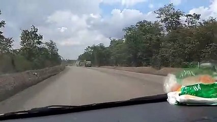 MELINTASI JALAN HAULING (JALAN TAMBANG BATUBARA) DI KALIMANTAN SELATAN
