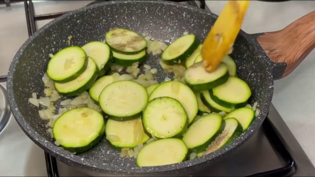 1 adet kabak ile 1 konserve ton balığını harmanlayın, dakikalar içinde nefis bir tarif hazır