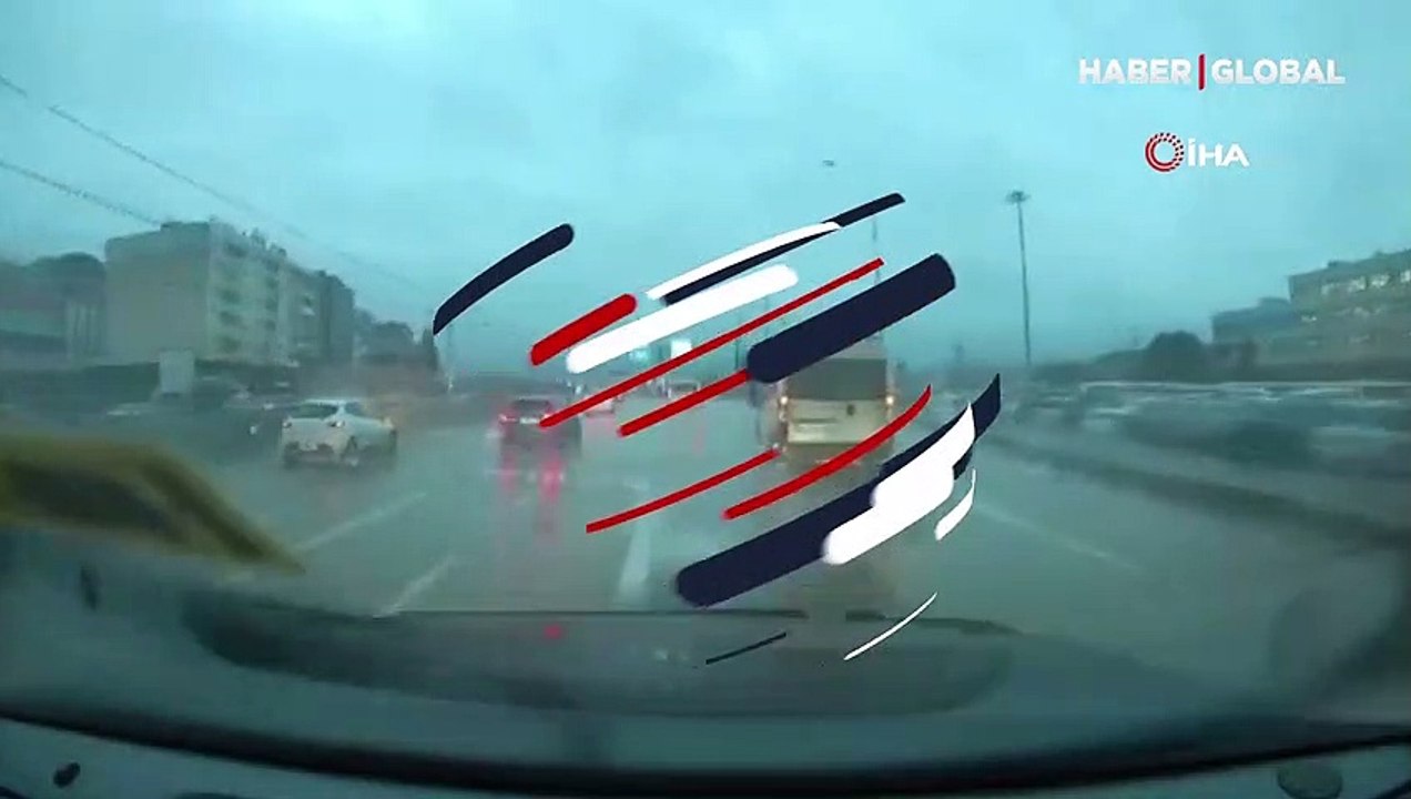 Bursa’da kontrolden çıkan cipin kaza anı kameraya yansıdı