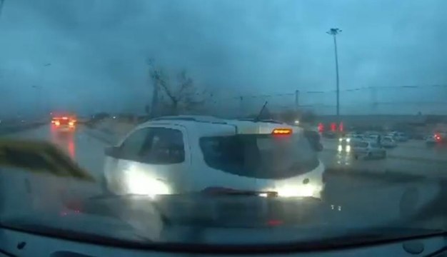 Bursa’da kontrolden çıkan cipin kaza anı kameraya yansıdı