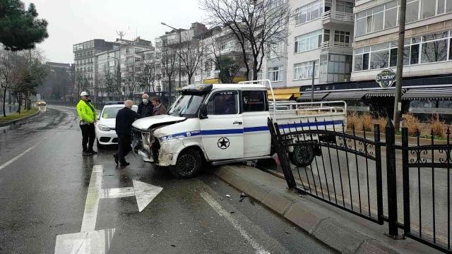 Kayganlaşan yolda kontrolden çıkan kamyonet refüje çarptı