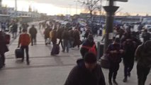 Ukraynalılar kentten ayrılmak için tren istasyonlarına akın etti