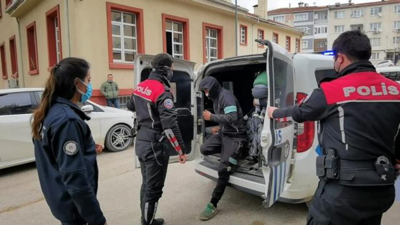 Kapı önünden çamaşır makinesini çalan at arabalı 2 kişi yakalandı