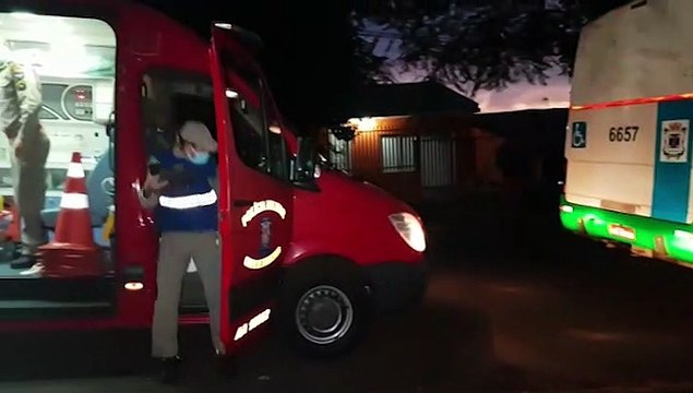 Passageira do transporte coletivo é socorrida pelo Siate após ônibus colidir com carro no Bairro XIV de Novembro
