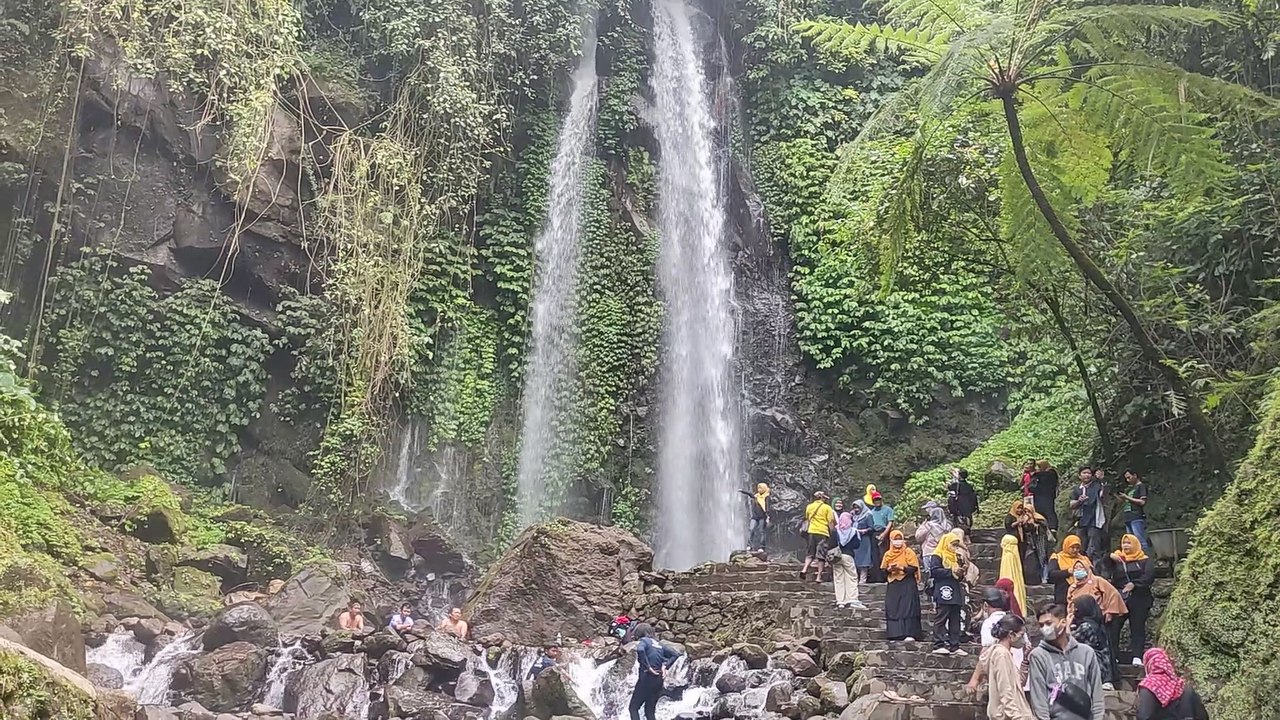 Air terjun jumog di kaki lereng gunung lawu Jawa  Tengah