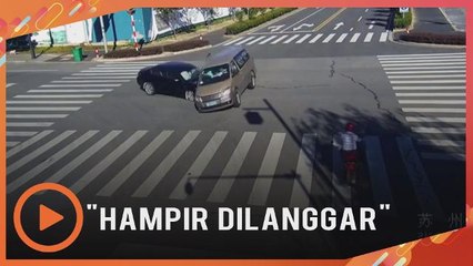 Penunggang motor hampir dilanggar