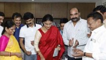 YSR Telangana Party celebrates registration by EC | Oneindia Telugu