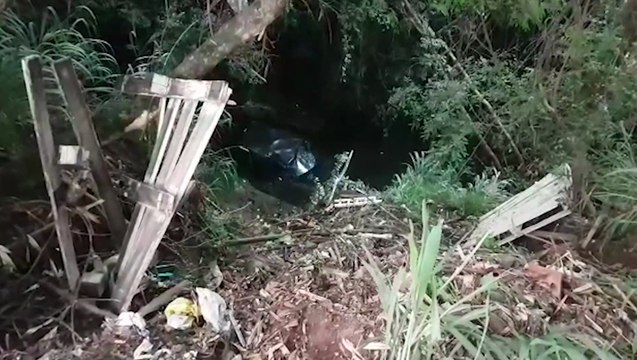 Automóvel cai em riacho e Corpo de Bombeiros é acionado no Bairro Alto Alegre