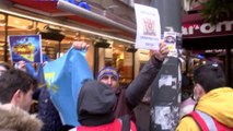 UKRAYNALILARDAN RUSYA BAŞKONSOLOSLUĞU ÖNÜNDE PROTESTO