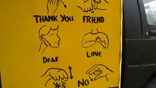 Un camión de comida atendido por trabajadores sordos en Pakistán atiende en el lenguaje de los signos