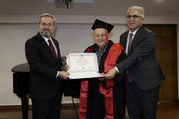 82 yaşında hukuk fakültesinden mezun oldu