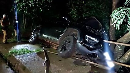 Condutora perde controle de Jeep Compass e quase cai em riacho no Periolo