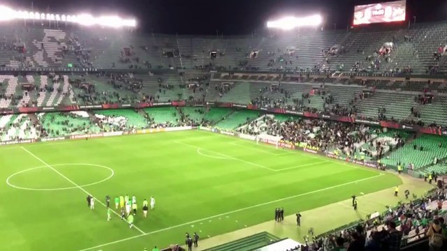 La afición del Betis arenga a su equipo antes del derbi