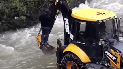 DERE YAMACINDA MAHSUR KALAN KEDİ KEPÇEYLE KURTARILDI