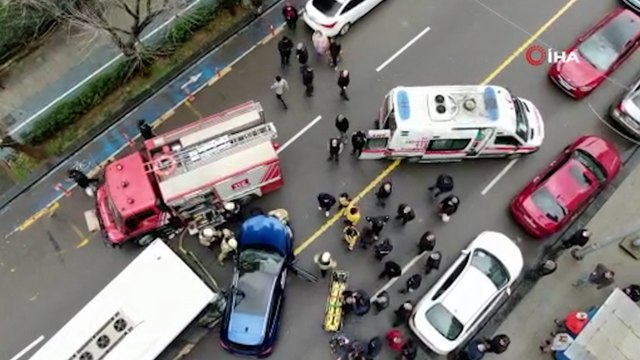 Kadıköy’de İETT otobüsü otomobile çarptı, sürücü kadın araçta sıkıştı