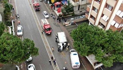 Kadıköy'de kamyonet orta refüjü aşıp yan yattı