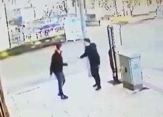 Son dakika haberleri... YOLDA YÜRÜRKEN TARTIŞTIĞI İŞ ARKADAŞINI BIÇAKLADI; O ANLAR KAMERADA