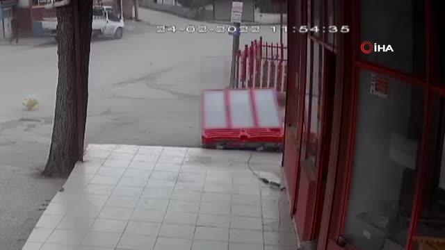 Osmaniye'de şiddetli fırtınaya dayanamayan içecek dolabı böyle düştü