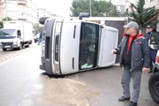 Kadıköy'de refüje çarparak karşı tarafa geçen kamyonet devrildi