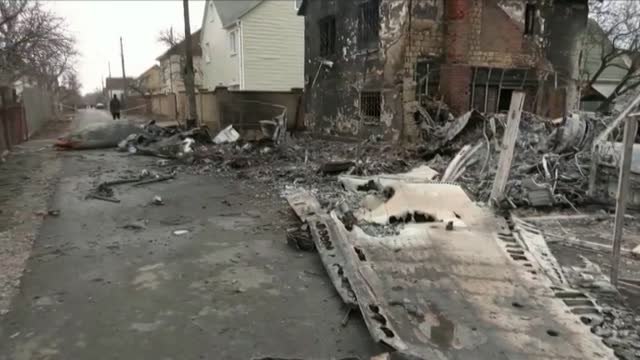 El ejército ucraniano derriba un avión ruso que cae en una zona residencial de Kiev