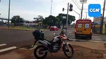 Homem de 54 anos fica ferido após colisão envolvendo carro e moto na Av. Tancredo Neves