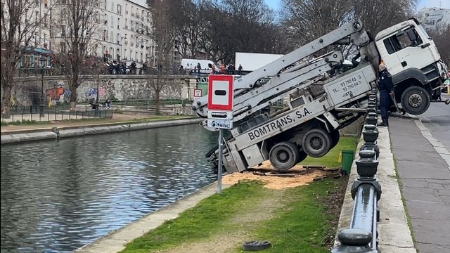Paris : un camion manque de tomber dans le canal Saint-Martin