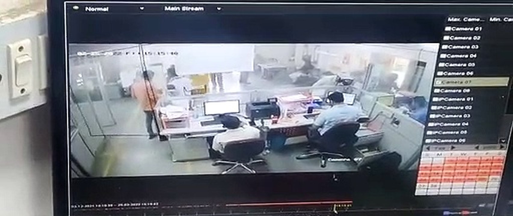 रिवाल्वर की नोक पर बैंक से 1.18 लाख लूटे, दिनदहाड़े  हुई वारदात सीसीटीवी कैमरे में कैद
