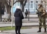 Ukraynalı kadın, Kiev'e giren Rus askerlerin karşısına dikildi: Burada ne işiniz var?
