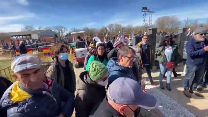 Técnicos explican a los familiares los trabajos que se están llevando a cabo