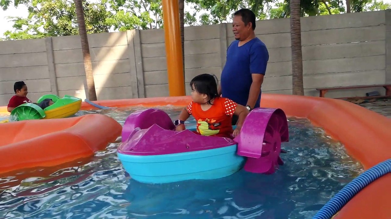 Anya lomba balap perahu mini di Waterpark Go Fun Bojonegoro
