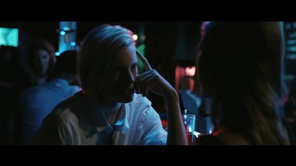 Below Her Mouth Tráiler VO