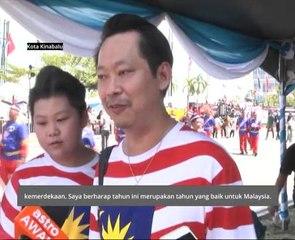 Sedondon menggayakan baju corak Jalur Gemilang