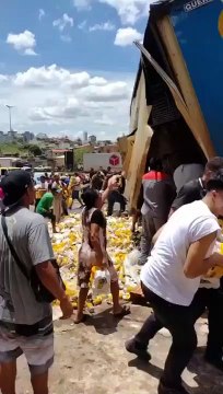 Open Bar! Carreta carregada com 192 mil latas de cerveja tomba e carga é saqueada