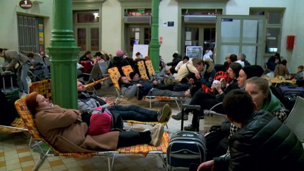 Refugiados da Ucrânia acampam em estação de trem na Polônia