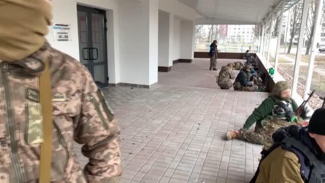 Son dakika haber... Ukraynalı siviller Rus güçlerine karşı kamuflaj giyinip silahlandı