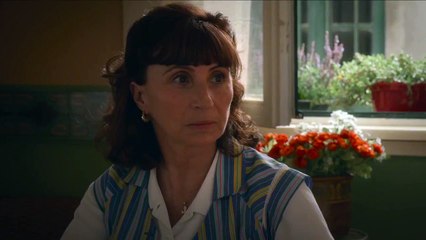 Una historia de locos Tráiler